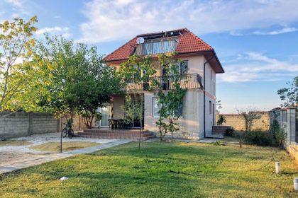 Coastal village: Fully furnished 3-story 4-bed house with fantastic sea views