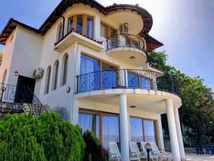 Large villa with stunning sea-views & swimming pool