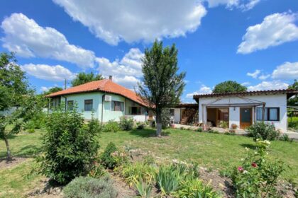 Renovated 2 bed bungalow with separate accommodation, 25min from the coast, 10min to town