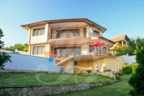 4-bed 3-bath villa near Balchik with pool & fantastic sea-views