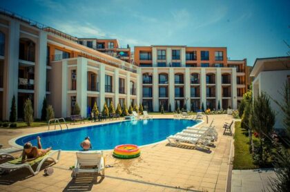 Bargain: 2 bed apartment with sea-view by the beach in St. Vlas