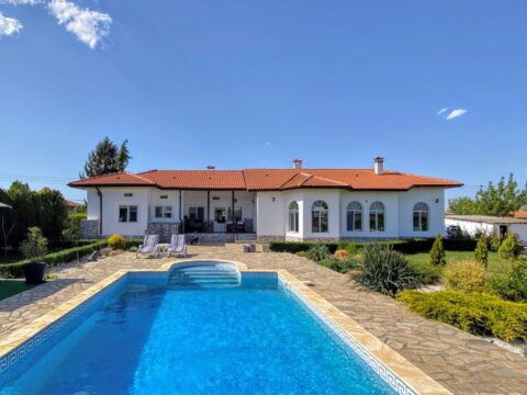 * Sold * Beautiful one-storey house with pool, just outside Dobrich city, 25min to beach