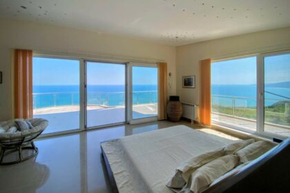 Luxury & Views: 5-Star Property with Unobstructed Direct Bay & Sea Views