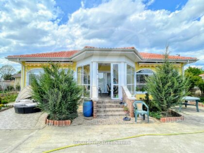 Single story house with pool and 1300 sq.m. land nearby Balchik and the sea  * Sold *