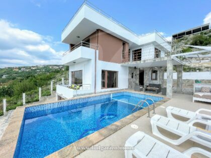 Hilltop villa with panoramic sea-views near Albena