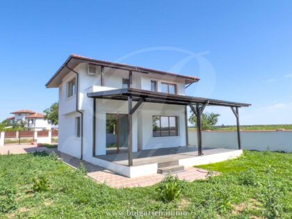 New-built house 8km from the beach
