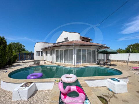 Spacious house with swimming pool by the coast  * SOLD *