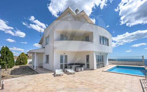 5-bed villa with pool and 180° sea-view