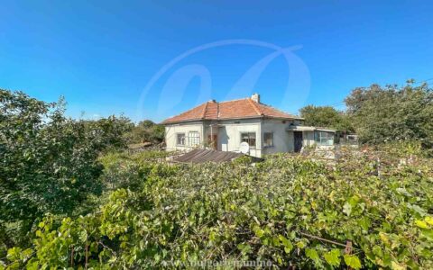 Cheap property in good condition, with a lot of land, near Balchik and the beach