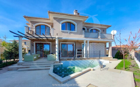 Villa with sea-view in a gated community by the beach