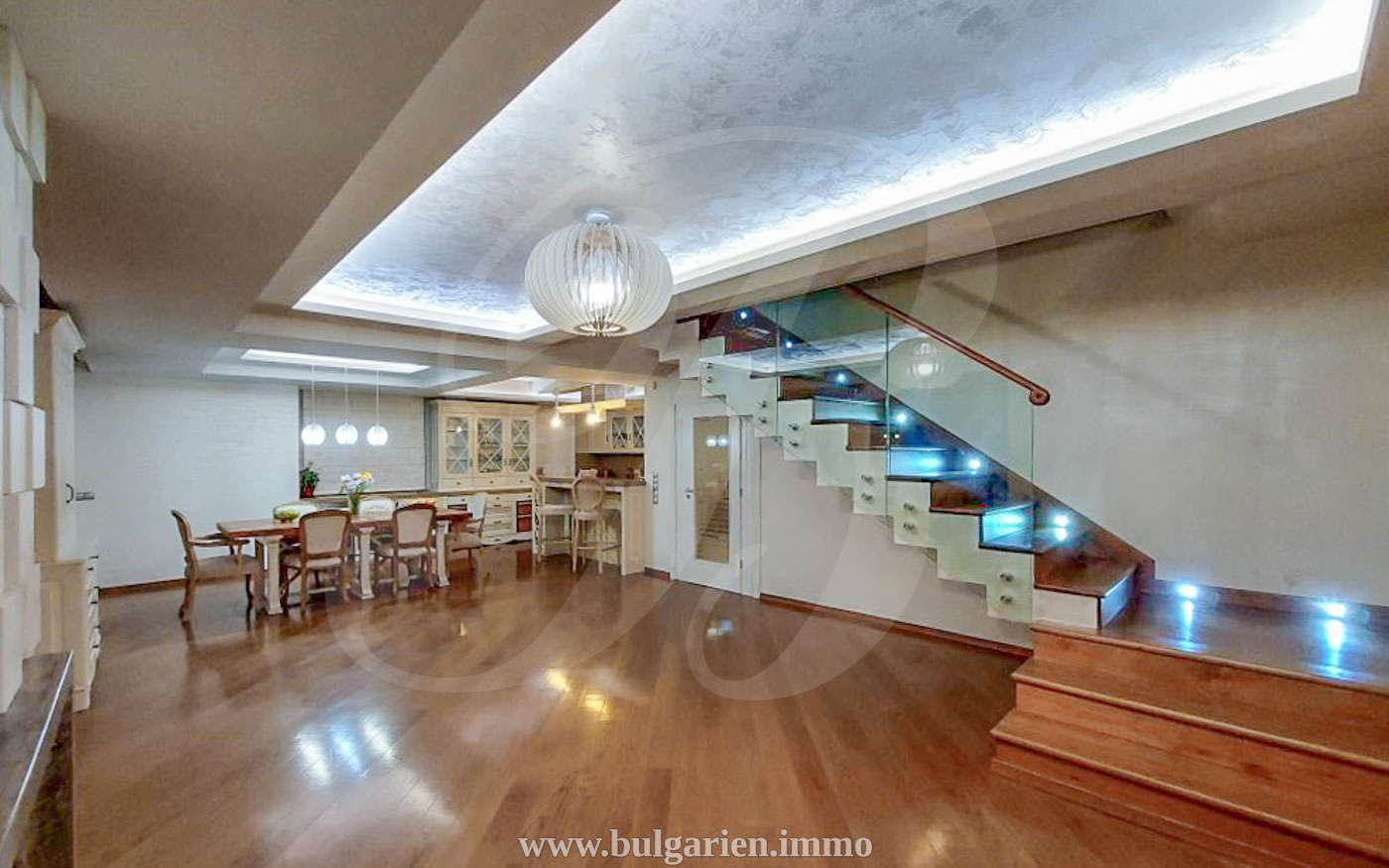 Villa with seaview in a gated community by the beach