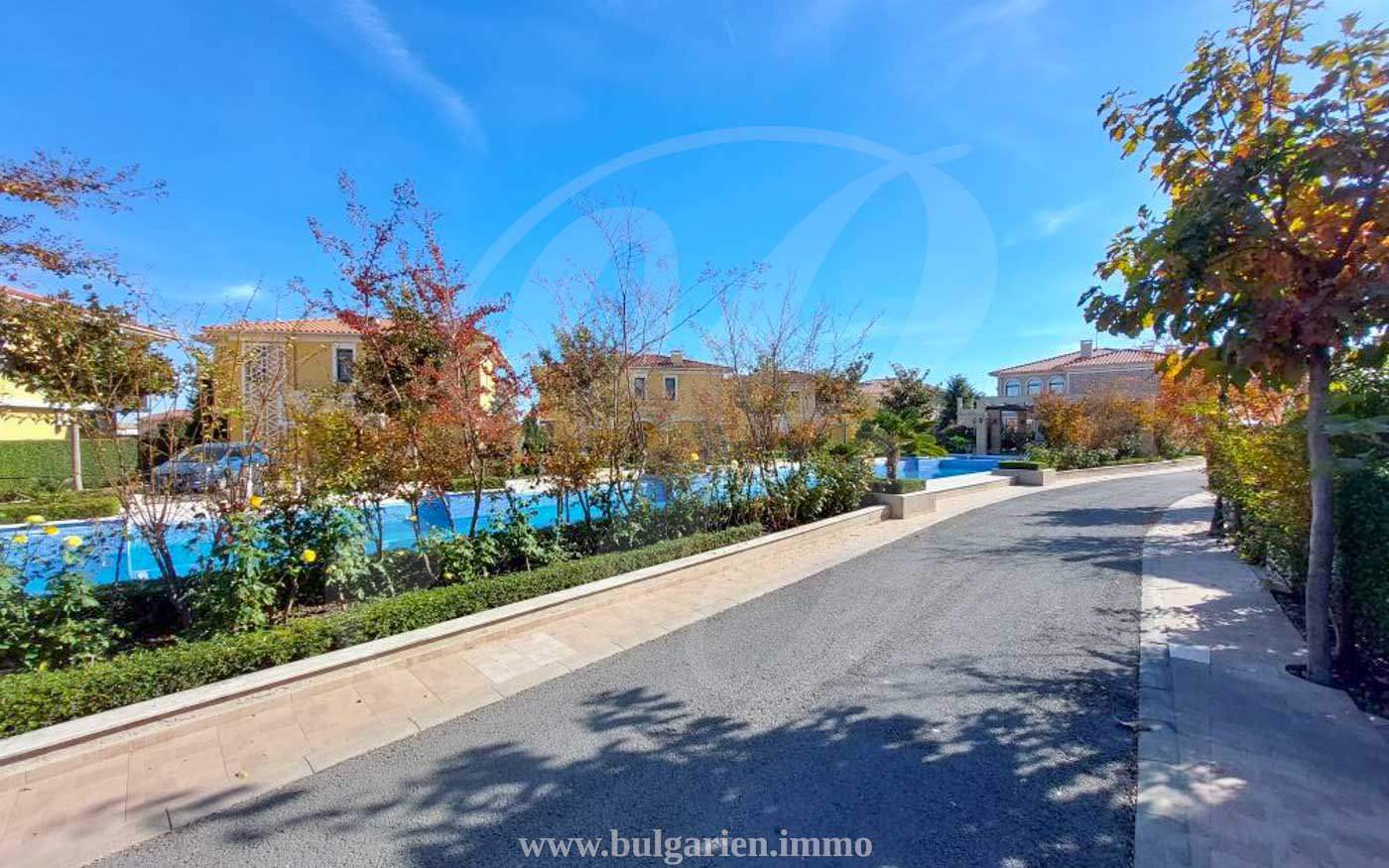 Villa with seaview in a gated community by the beach