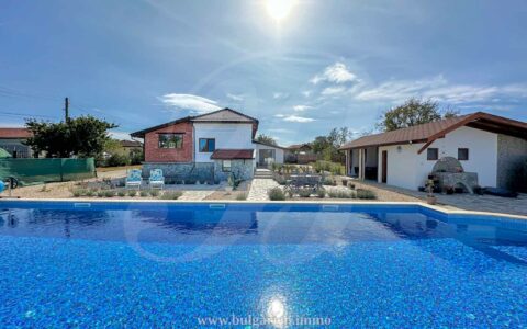 Spacious property by the sea with lots of land and swimming pool