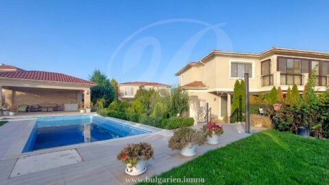 Large mediterranean 4 bed house with pool – Victoria Royal Garden