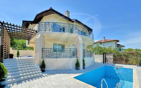 Villa with pool, sea and forest views in Balchik