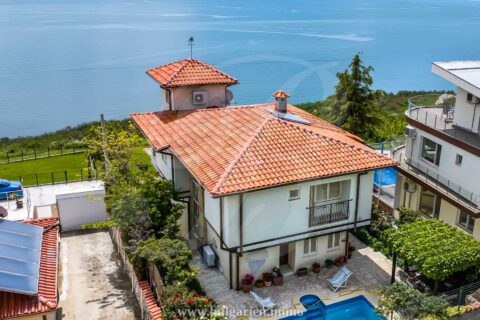 Spectacular 3-storey villa with frontal sea view from all levels