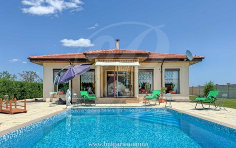 Impeccable one-storey property with pool and guesthouse
