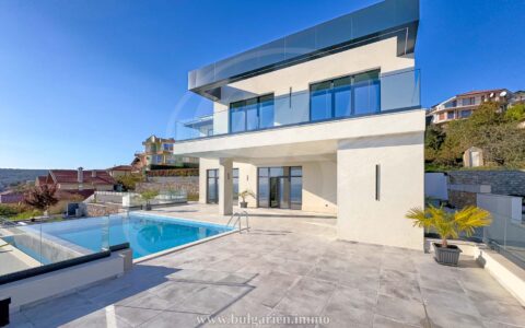 Luxurious 5-Bedroom Villa with Panoramic Sea Views and Infinity Pool