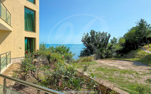 Ground-floor two-bedroom with sea-views — Golf Coast