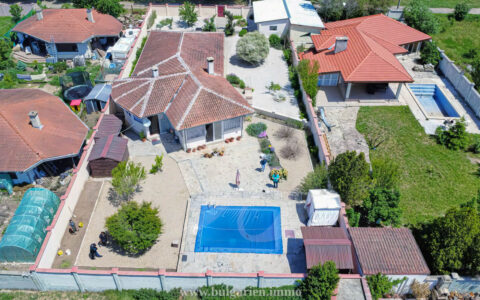 Spacious single-story home with pool and sauna, in a peaceful setting near the sea