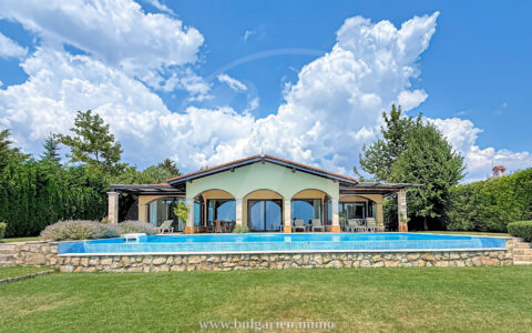 Elegant villa with infinity pool and panoramic sea-views — BlackSeaRama