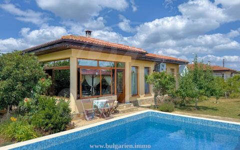 Furnished 3-bed house by the sea with pool, pellet heating, and fruit-filled garden