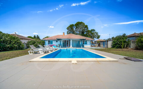 Elegant single-storey house with 152 sq.m. living space, landscaped garden, and heated pool