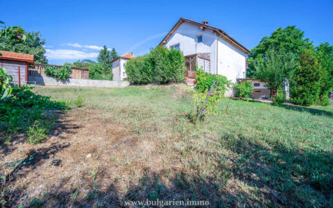 Two-storey furnished house with a garage near Albena