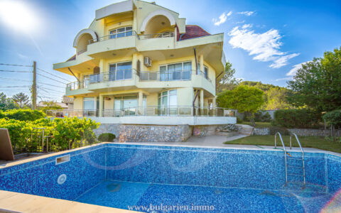 Large 4-storey house with sea-views, pool – just 200m from the sea