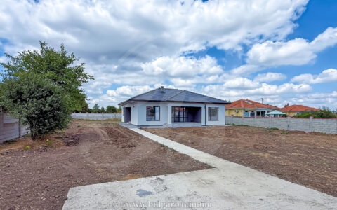 Newly built home near the sea with large private yard