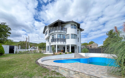 Impeccable house with pool just minutes from the sea