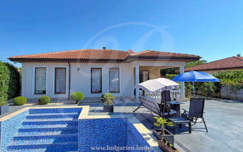 Comfortable low-maintenance house with pool by the sea